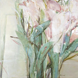 Szary stół, różowe kwiaty