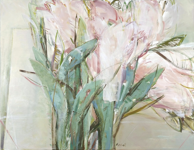 Szary stół, różowe kwiaty