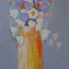 Białe dzwoneczki w podłużnym wazonie 