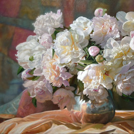 Peonie i kolorowe draperie