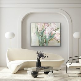 Szary stół, różowe kwiaty