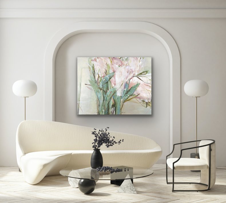 Szary stół, różowe kwiaty