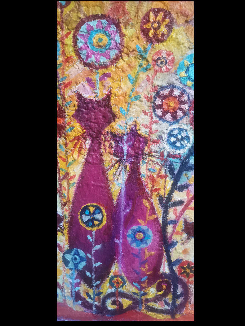 Kocia rodzina obserwuje świat