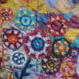 Kocia rodzina obserwuje świat