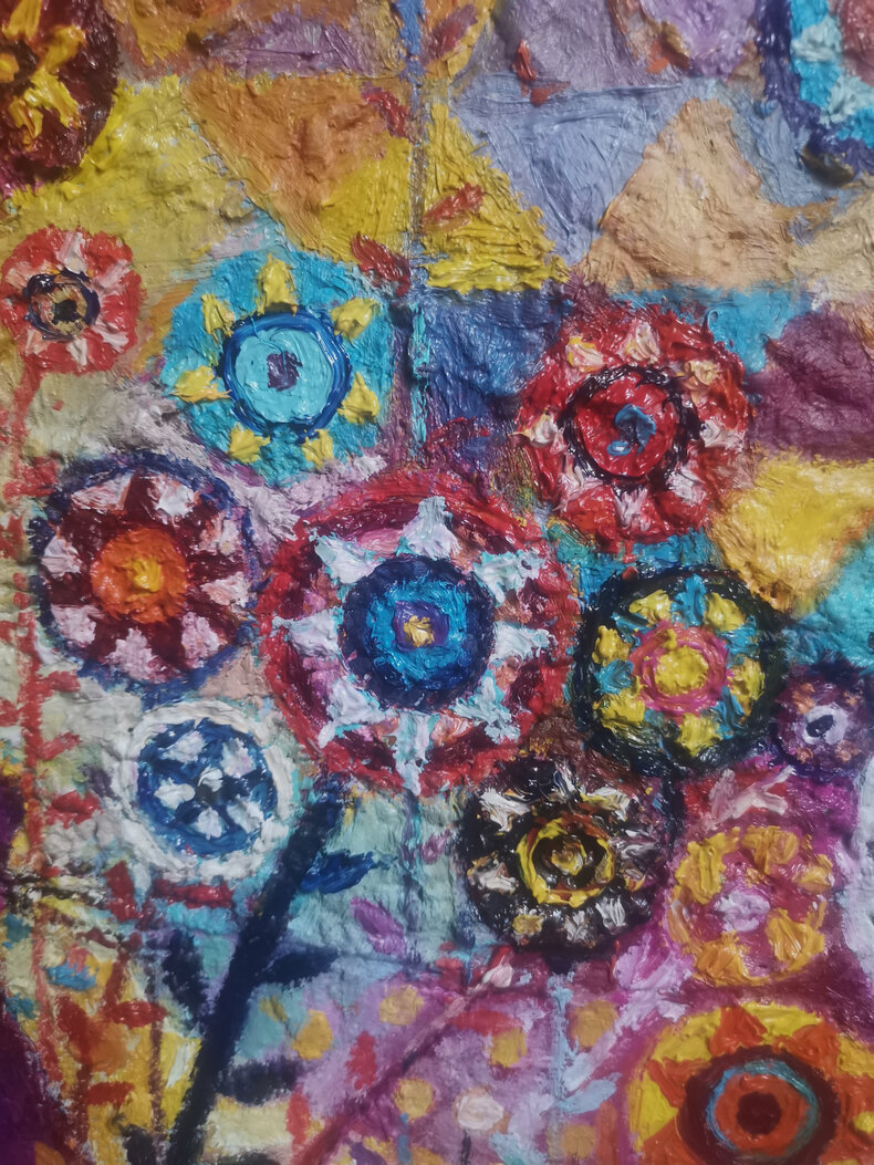 Kocia rodzina obserwuje świat