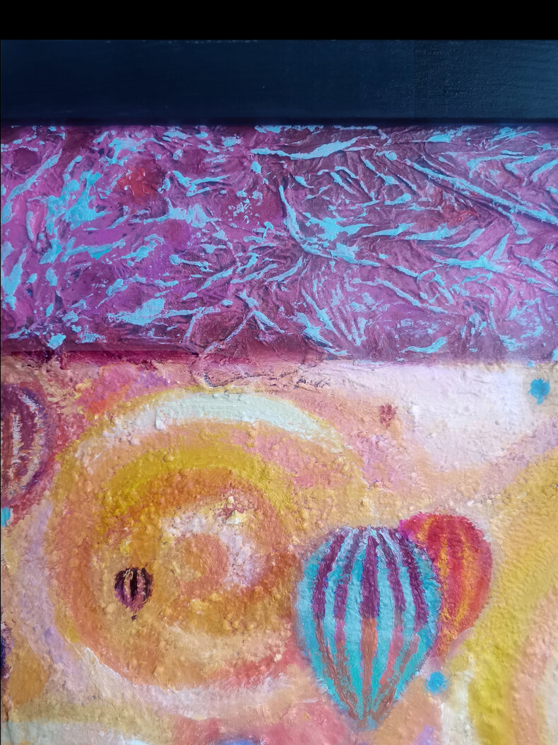 Kocia rodzina obserwuje świat