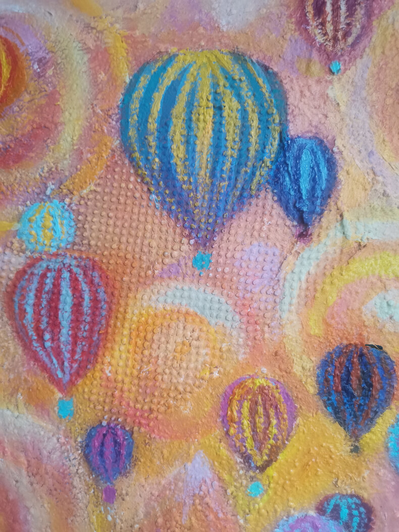 Kocia rodzina obserwuje świat