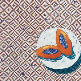 Papaja na białym talerzu