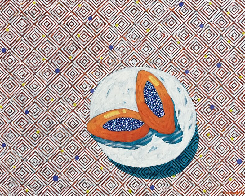 Papaja na białym talerzu