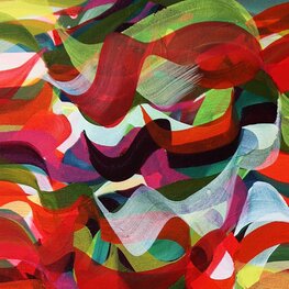 Kąpiąca się w oceanie wiatr we włosach