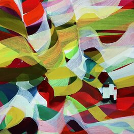 Kąpiąca się w oceanie wiatr we włosach